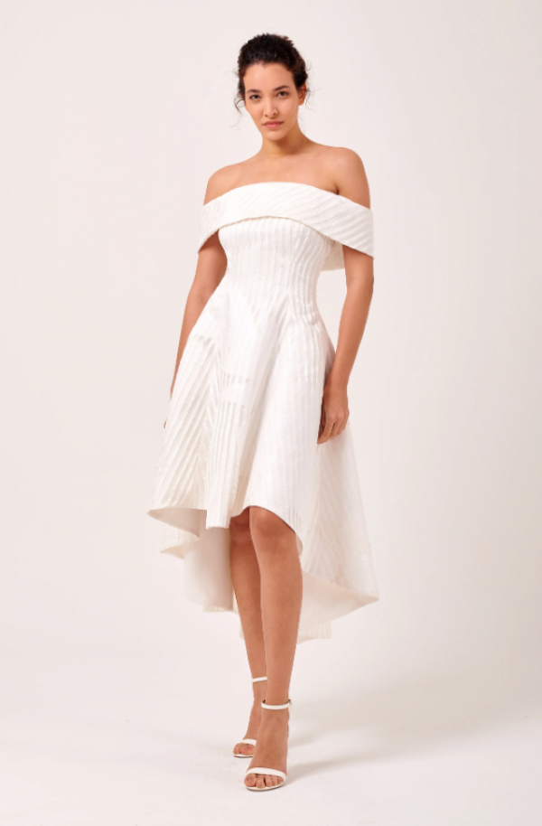 Dress off shoulder dengan potongan high-low